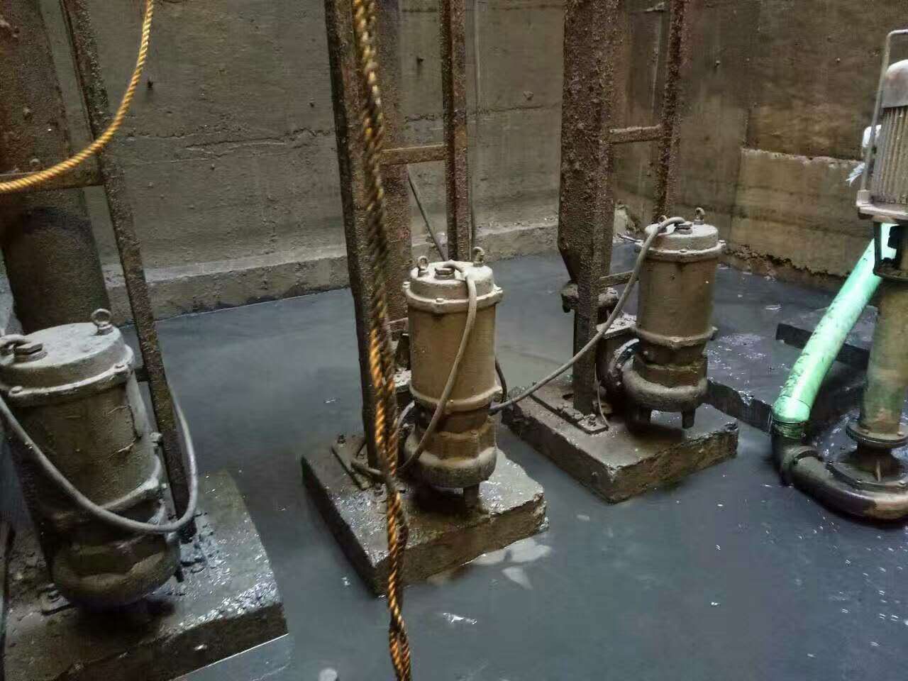 临翔污水池清理