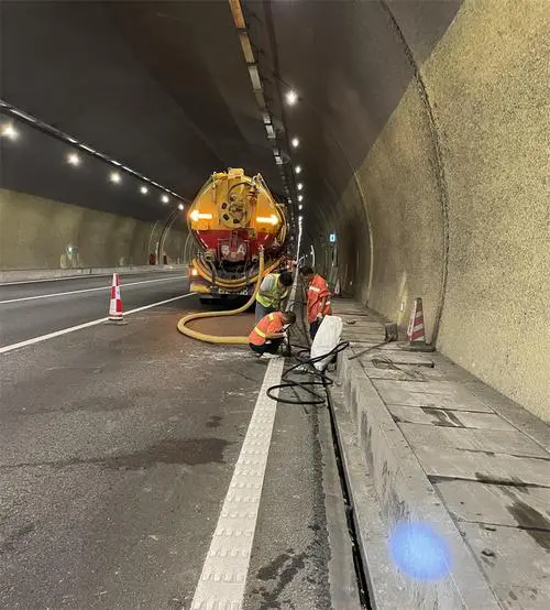 临翔隧道排水渠清淤